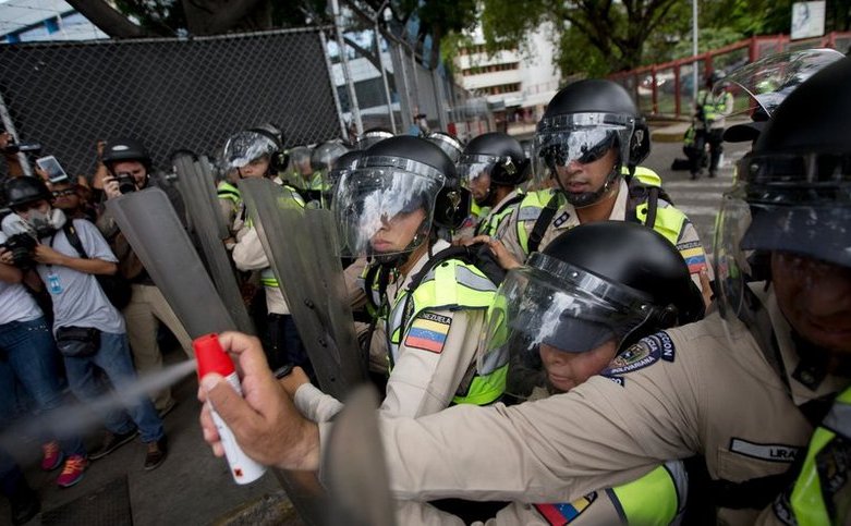 Poliţia venezueleană foloseşte gaze lacrimogene şi spray cu piper în timpul unui protest în Caracas, 7 iunie 2016.