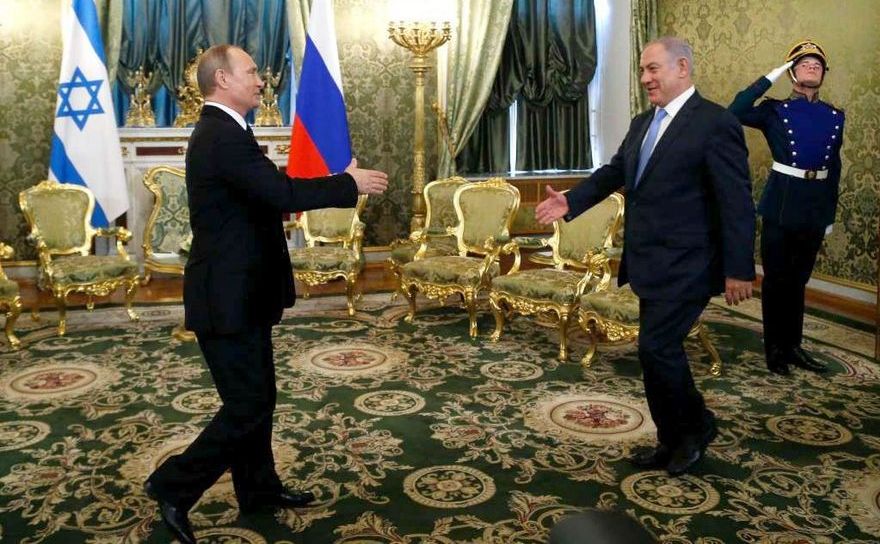 Preşedintele rus Vladimir Putin (st) îl primeşte la Kremlin pe premierul israelian Benjamin Netanyahu, 7 iunie 2016. (Captură Foto)