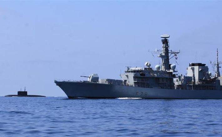 Submarinul  rusesc Stary Oskol (st) este interceptat de fregata britanică HMS Kent  în timp ce se îndrepta spre Canalul Mânecii în seara zilei de 7 iunie  2016. (Captură Foto)