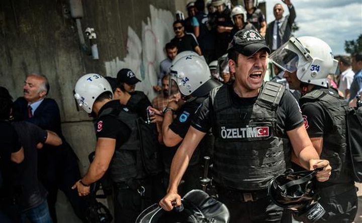 Ciocniri violente între manifestanţi şi poliţişti în Istanbul, 9 iunie 2016.