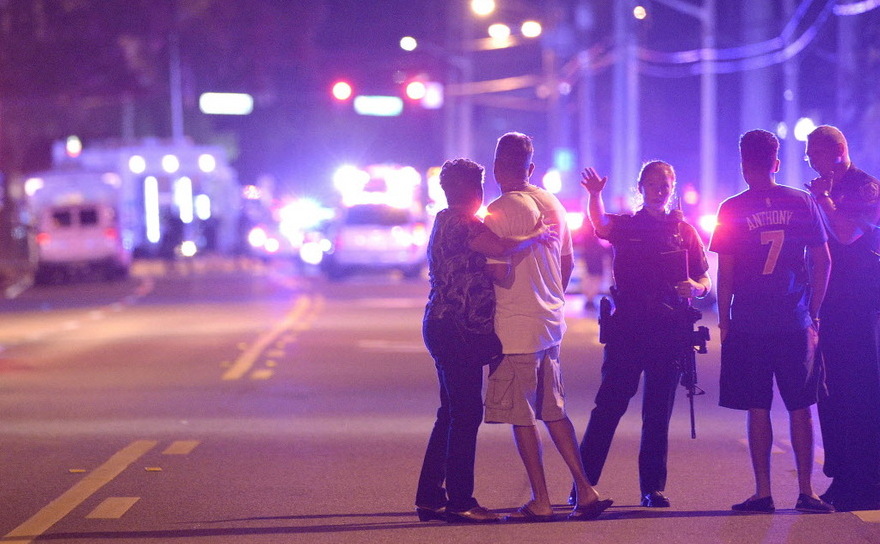 Poliţia din Orlando, SUA, ţine oamenii departe de zona clubului Pulse, unde un bărbat înarmat a împuşcat mai multe persoane, 12 iunie 2016. (Captură Foto)