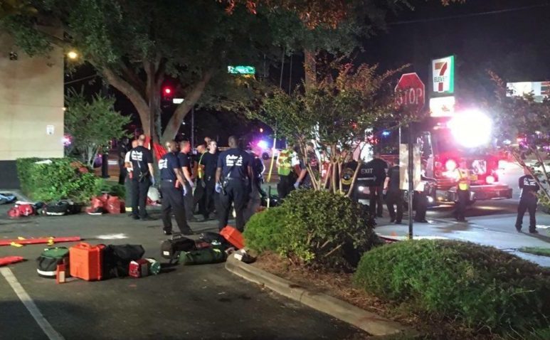 Forţele de ordine în faţa clubului din Orlando, Florida, unde au fost împuşcate peste 50 de persoane, 12 iunie 2016.