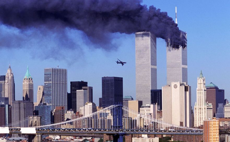 Un avion intră într-unul dintre cele două Turnuri Gemene din New   York City, 11 septembrie 2001.