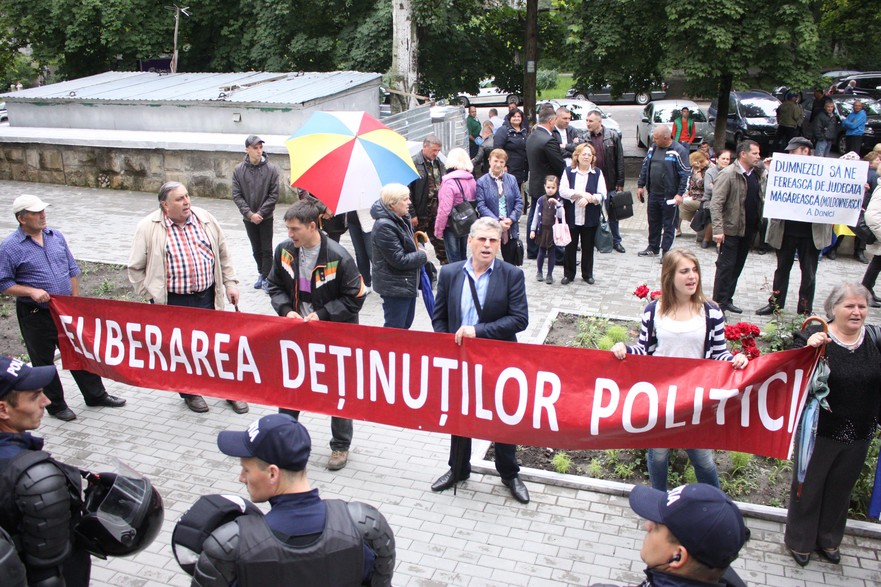 Protest în faţa Curţii de Apel Chişinău, 13 iunie 2016