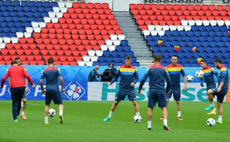 Echipa naţională de fotbal a României antrenându-se pe Parc des Princes