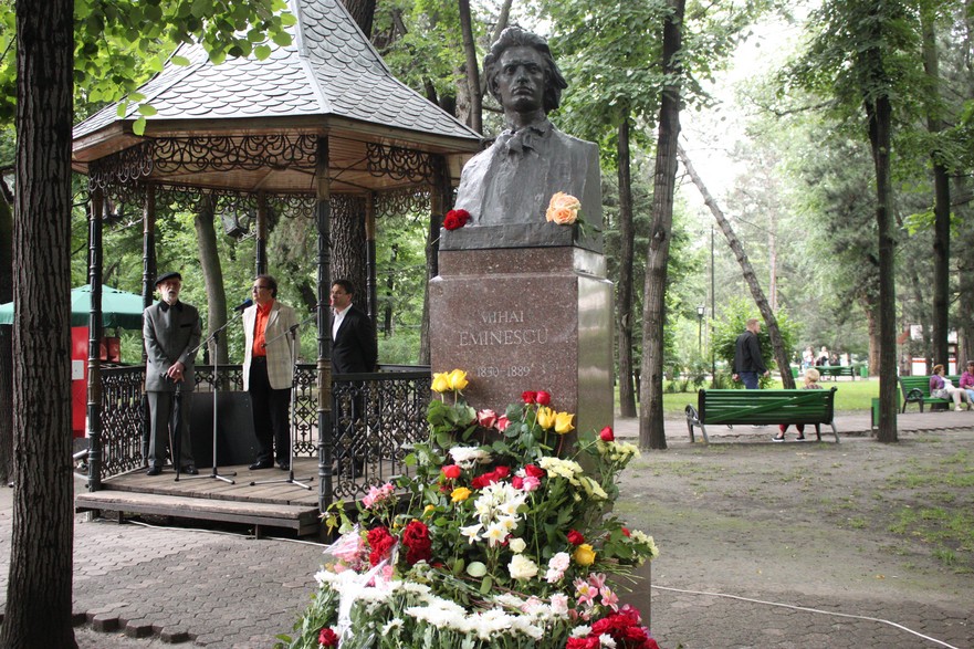 Bustul lui Mihai Eminescu din Parcul Ştefan cel Mare şi Sfânt, Chişinău (Epoch Times România)