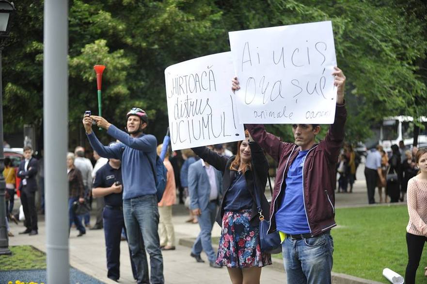 Mai mulţi activişti protestează în timpul discursului lui Chirtoacă