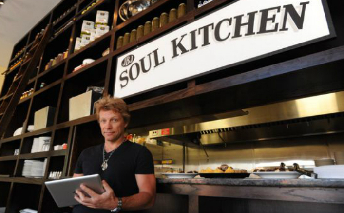 
Jon Bon Jovi în restaurantul său Soul Kitchen din New Jersey (SUA)