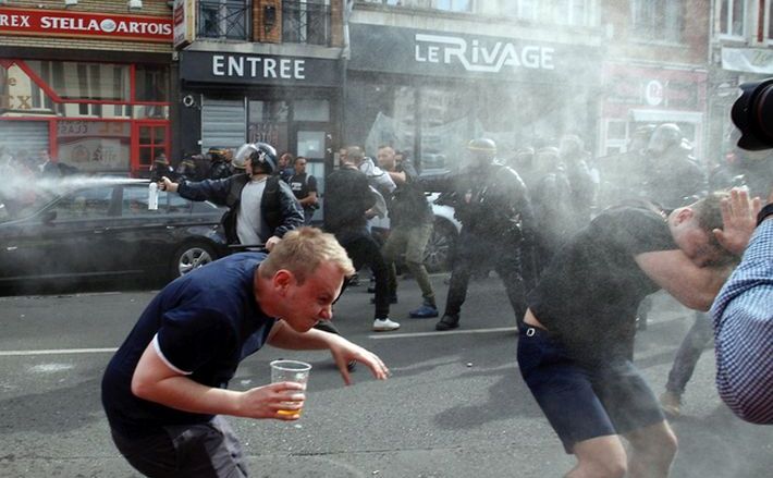 Ciocniri violente între poliţia franceză şi microbiştii britanici în Lille, 15 iunie 2016.