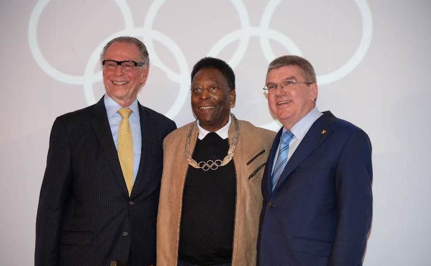 Brazilianul Pele alături de Carlos Nuzman (preşedintele Comitetului Olimpic Brazilian) şi Thomas  Bach (preşedintele Comitetului Internaţional Olimpic)