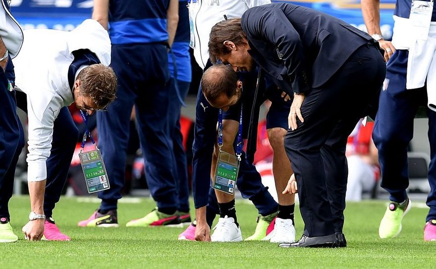 UEFA este tot mai îngrijorată de starea gazoanelor de pe mai multe stadioane din Franţa.
