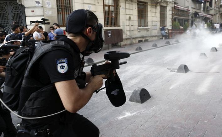 Poliţia foloseşte gloanţe de cauciuc şi gaze lacrimogene pentru a dispersa un marş LGBT în Istanbul, 19 iunie 2016. (Captură Foto)