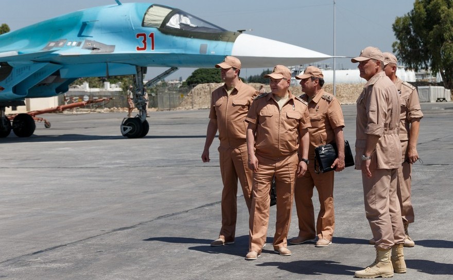 Ministrul rus al apărării Serghei Şoigu vizitează baza aeriană Khmeimim din Siria, 18 iunie 2016.