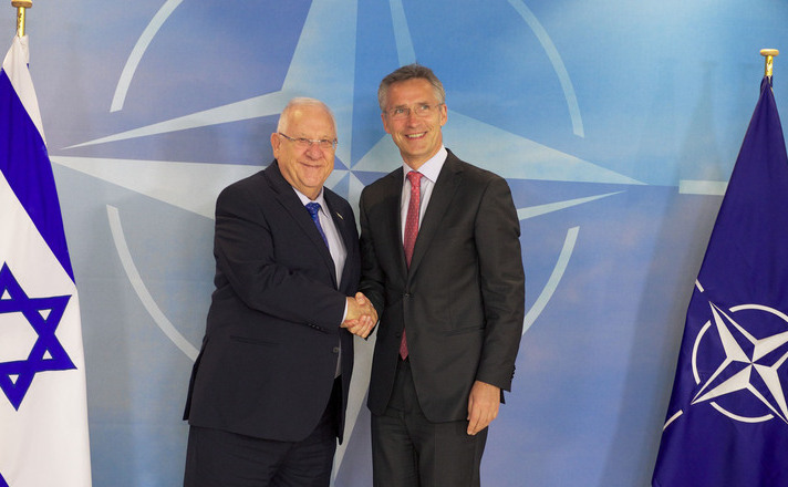 Secretarul general al NATO, Jens Stoltenberg (dr) şi preşedintele israelian Reuven Rivlin participă la o conferinţă de presă după întâlnirea lor bilaterală la sediul NATO în Bruxelles, 21 iunie 2016.