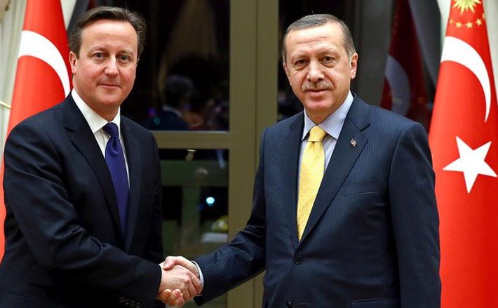Premierul britanic David Cameron şi preşedintele turc Recep Tayyip Erdogan. (Captură Foto)
