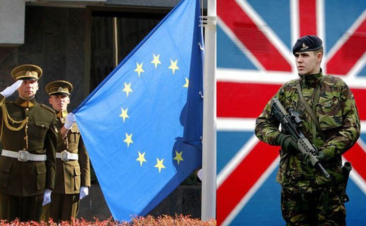 Un soldat britanic stă lângă steagul ţării sale, în timp ce alţi doi soldaţi salută lângă steagul UE. (Captură Foto)