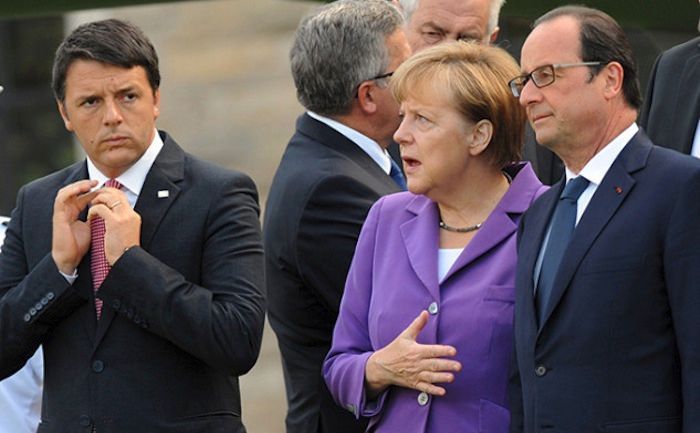 (De la st la dr) premierul italian Matteo Renzi, cancelarul german Angela Merkel şi preşedintele francez Francois Hollande.
