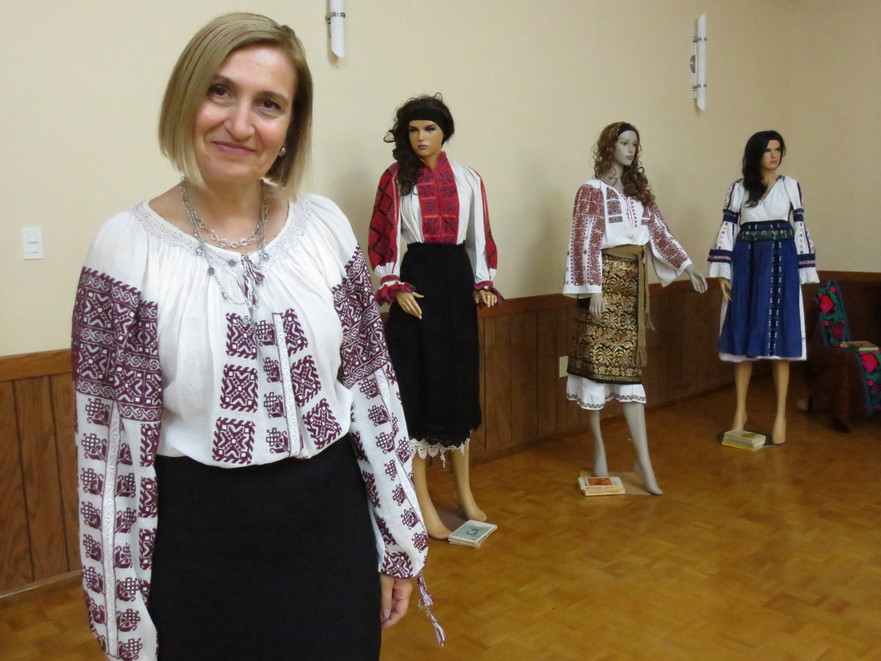 d-na Elena Mitroi Nistea a avut amabilitatea să ne prezinte câteva dintre costumele expuse