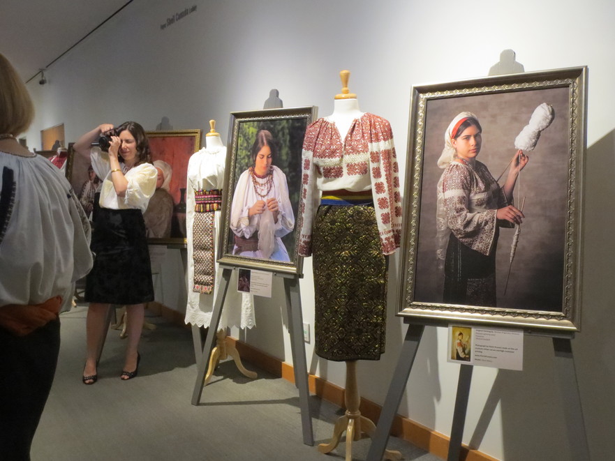 Expoziţia de fotografie  La Blouse Roumaine si expoziţia de costume populare vechi din colecţii private