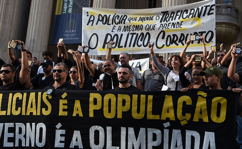 Poliţişi brazilieni în civil protestează în Rio de Janeiro împotriva salariilor neplătite, 27 iunie 2016. (Captură Foto)