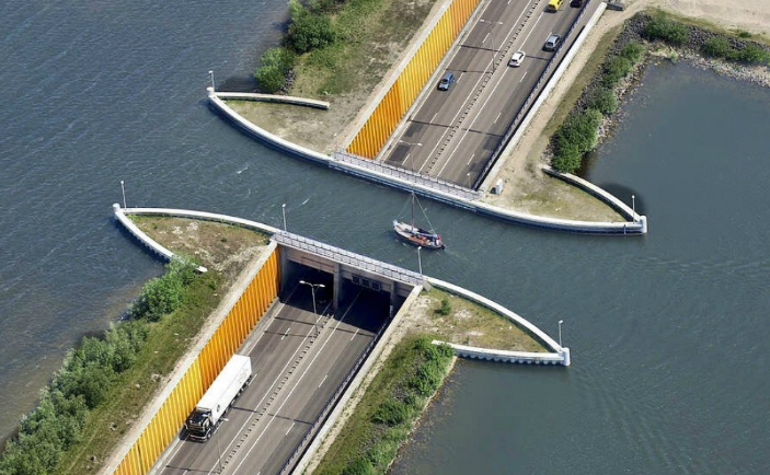 
Apeductul navigabil Veluwemeer, situat pe drumul N302, în apropiere de Harderwijk, Olanda.