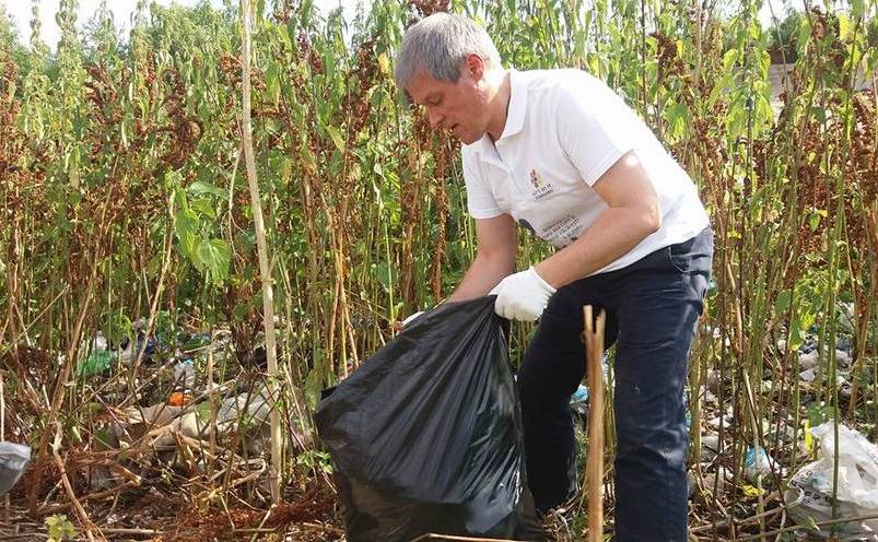 Premierul Cioloş la acţiunea de ecologizare a Parcului Văcăreşti