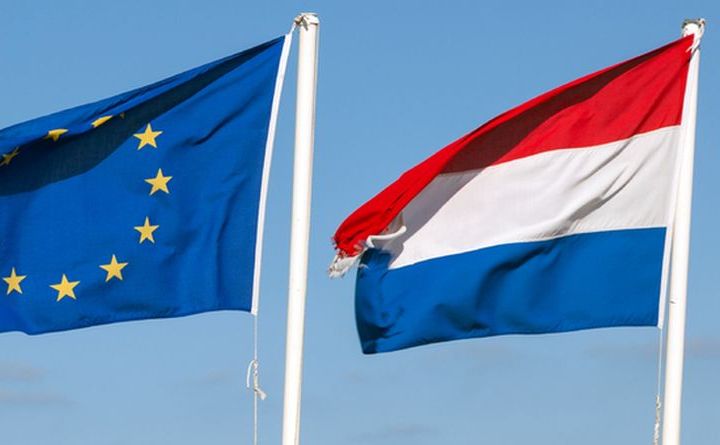 Steagurile Uniunii Europene (st) şi al Olandei.