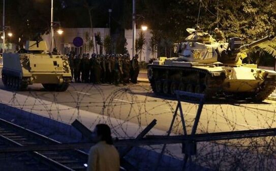 Tancuri pe străzile Ankarei, în noaptea de 15 spre 16 iulie 2016. (Captură Foto)