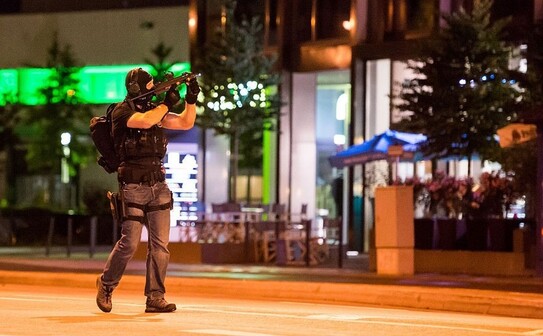 Ofiţer de poliţie verifică mai multe clădiri în apropierea centrului de cumpărături Olympia din Munchen, 22 iulie 2016. (Captură Foto)