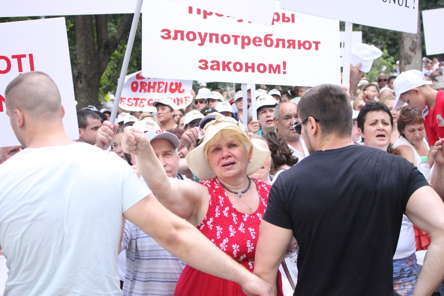 Susţinătorii lui Ilan Şor protestând la Curtea de Apel Chişinău