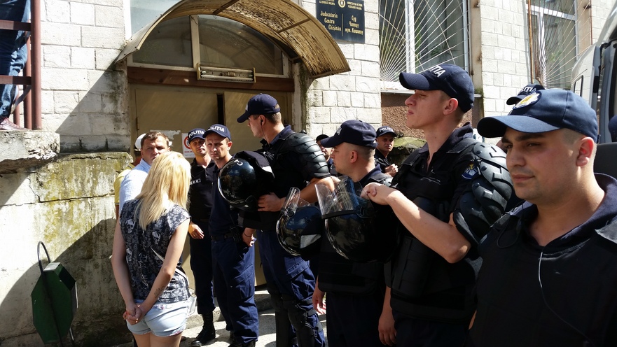 Intrarea în Judecătoria Centru din Chişinău împânzită de poliţişti