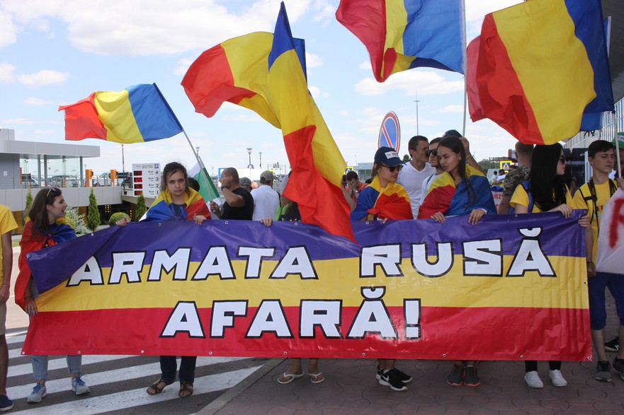 Protestari unionişti în aşteptarea lui Dmitri Rogozin la aeroportul din Chişinău (Epoch Times România)