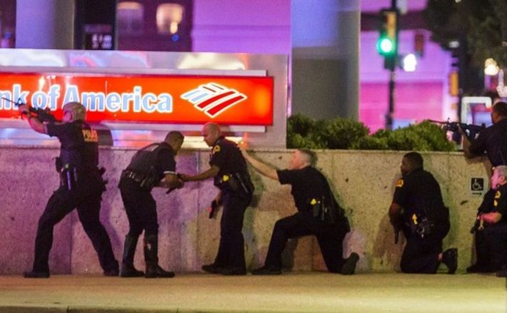 Ofiţeri ai poliţiei din Dallas ocupă poziţii după ce s-a tras asupra lor în timpul unui protest in Dallas, SUA, 7 iulie 2016.