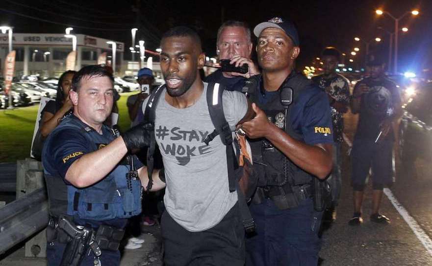 Activistul DeRay McKesson arestat de poliţie în timpul unui protest în Baton Rouge, 9 iulie 2016.