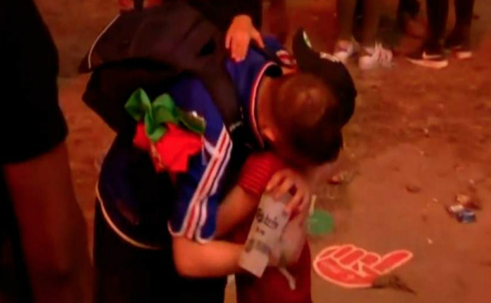 Băieţel portughez îmbrăţişează un suporter francez în lacrimi