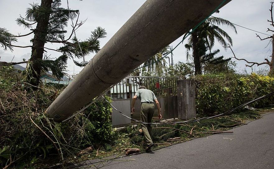Stâlpi de electricitate dărâmaţi de taifunul Nepartak în Taiwan, 9 iulie 2016. Furtuna tropicală a făcut 4 victime şi a produs 172 de răniţi pe insulă, înainte de a se îndrepta către China continanertală. 