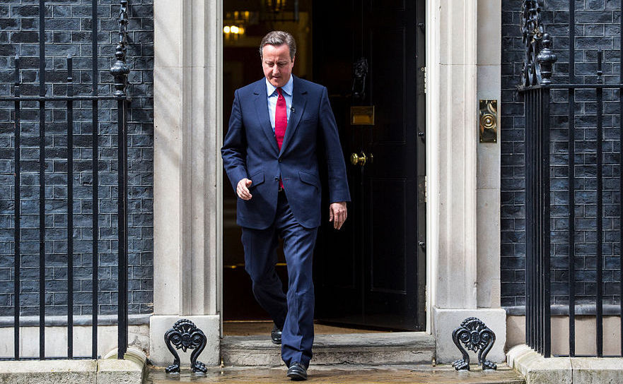 David Cameron iese în faţa clădirii din Downing 10 pentru a-şi anunţa demisia de miercuri, 13 iulie 2016
