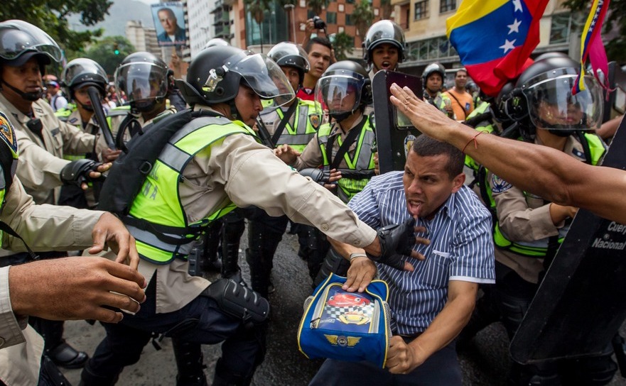 Manifestanţii se ciocnesc cu poliţia în timpul unui protest împotriva preşedintelui Nicolas Maduro în Carac, 18 mai 2016. (Captură Foto)