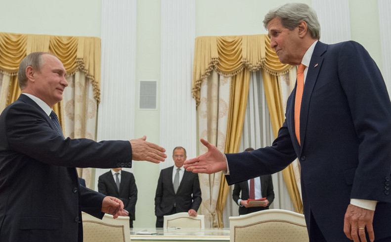 Preşedintele rus Vladimir Putin (st) îl primeşte la Moscova pe secretarul de stat american John Kerry, 14 iulie 2016.