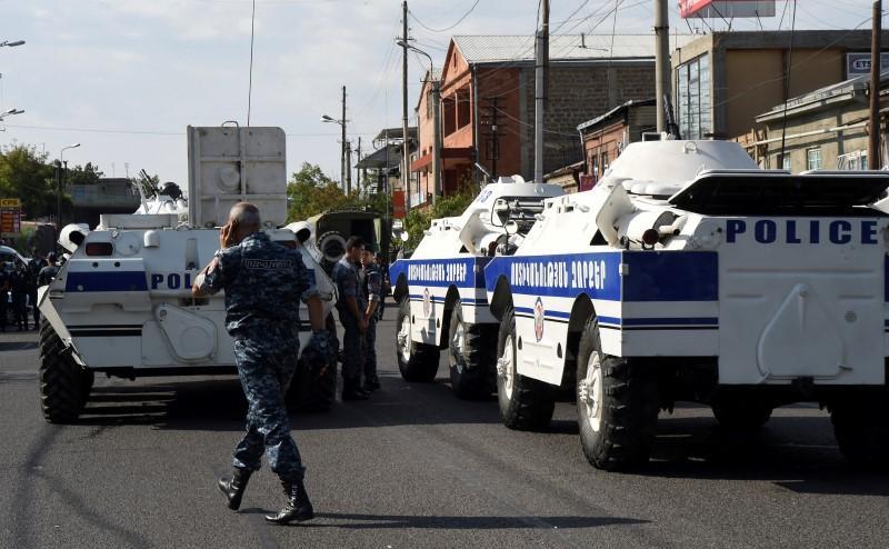 Poliţiştii blochează o stradă dupa ce un grup de bărbaţi înarmaţi a ocupat o secţie de poliţie în Erevan, Armenia, 17 iulie 2016.