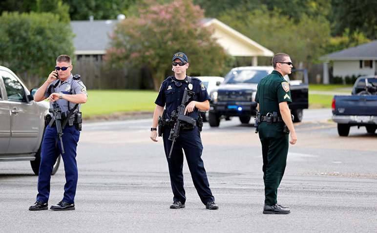 Ofiţerii de poliţiei blochează un drum în Baton Rouge, SUA, 17 iulie 2016.