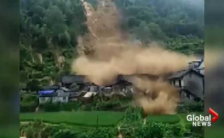 Alunecare de teren în provincia centrală chineză Hunan, 17 iulie 2016. (Captură Foto)