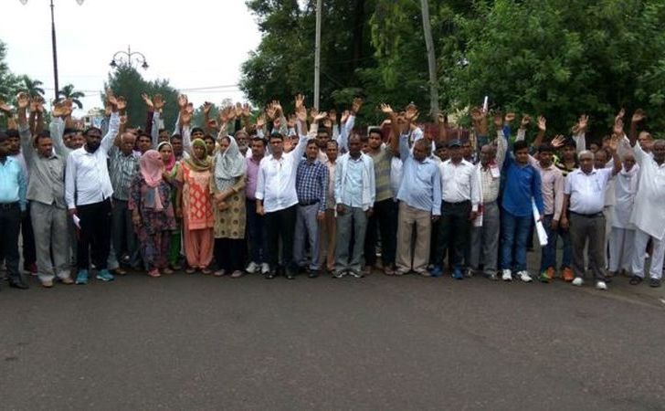 Membrii comunităţii indiene Dalit protestează împotriva violenţei sexuale, în oraşul Rohtak, India.