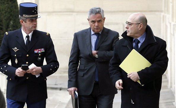 De la stânga la dreapta: Generalul Denis Favier, Şeful Jandarmeriei Naţionale, Şeful Serviciilor Secrete Patrick Calvar şi Directorul General al Poliţiei Naţionale Franceze Jean-Marc Falcone la Palatul Elysee după atacurile de la Charlie-Hebdo din ianuarie 2015.
 