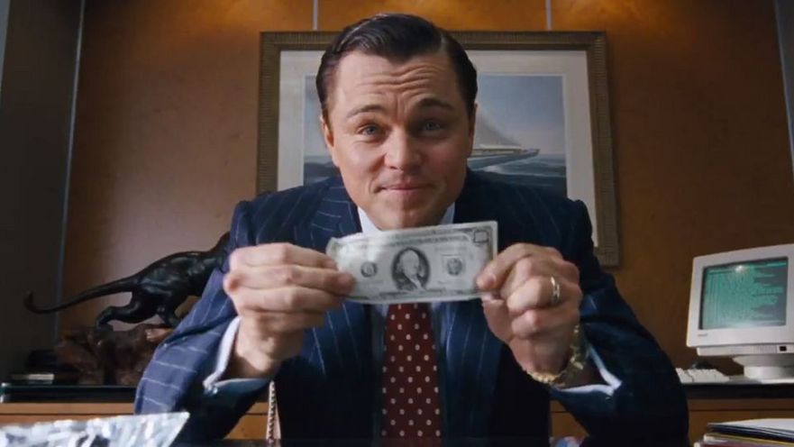 Leonardo di Caprio într-o scenă a filmului "Lupul de la Wall Street", o satiră a vieţii corupte a magnaţilor lumii financiare, care descrie putreziciunea Noii Rome