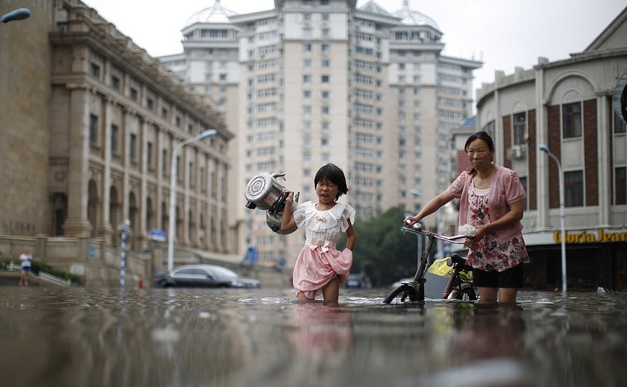 Stradă inundată în oraşul Tianjin, China. (Captură Foto)