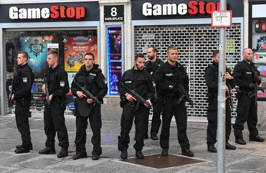 Ofiţeri de poliţie păzesc hotelul Stachus din Munchen după un atac armat comis în apropierea acestuia, 22 iulie 2016.