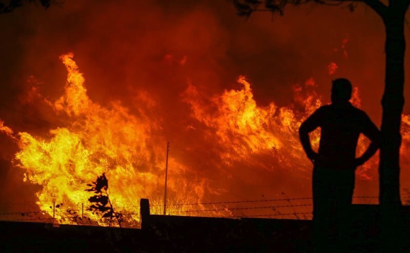 Incendiu masiv în districtul Buca, lângă oraşul turcesc Izmir, în apropierea unei baze NATO, 24 iulie 2016.