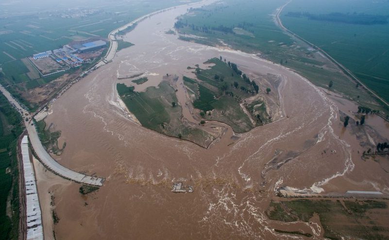 Ape de inundaţii în Xingtai, provincia chineză Hebei, 21 iulie 2016.