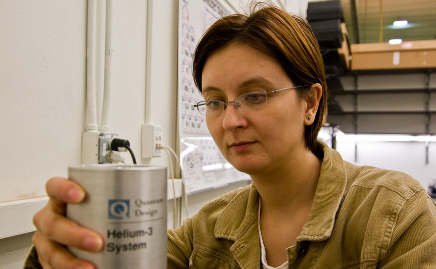 Cercetătoarea Emilia Moroşan, profesoară la Rice University Huston, a descoperit un aliaj mai dur decât titaniul